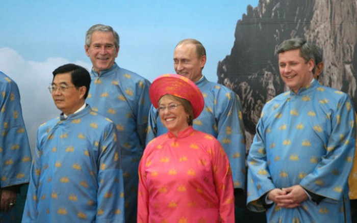 Файл:APEC2006 Áo Dài.jpg