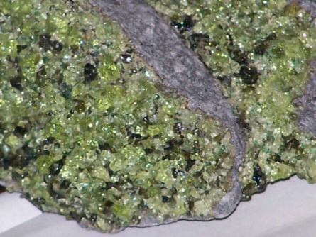 Файл:Peridot in basalt.jpg