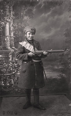Файл:Naispunakaartilainen.jpg