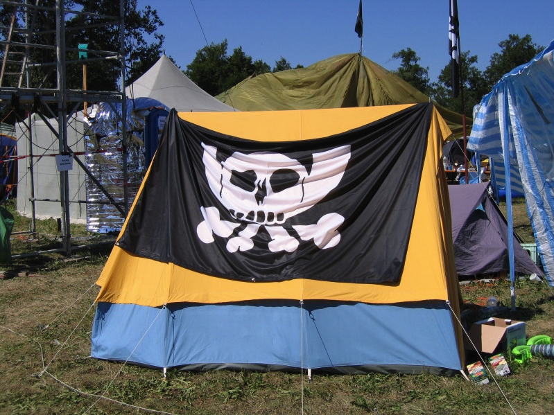 Файл:Ccc2003PirateTent.jpg