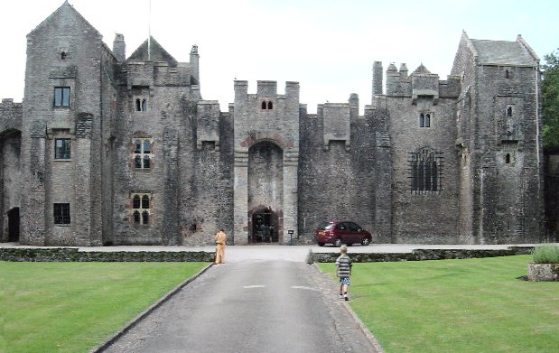 Файл:Compton Castle in Devon enh.jpg