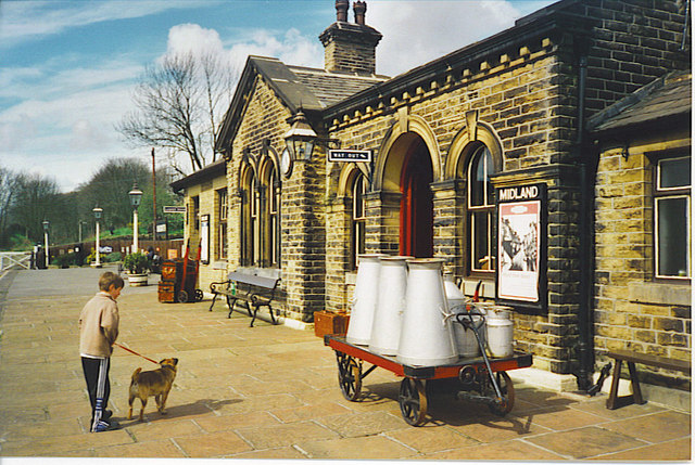 Файл:OakworthStation(ColinSmith)Apr2000.jpg