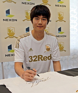 Файл:Ki Sung-Yueng from acrofan.jpg