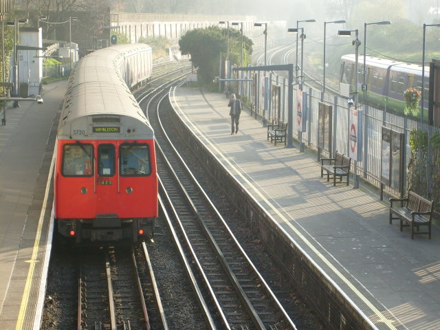 Файл:West Brompton, District Line 2007.jpg