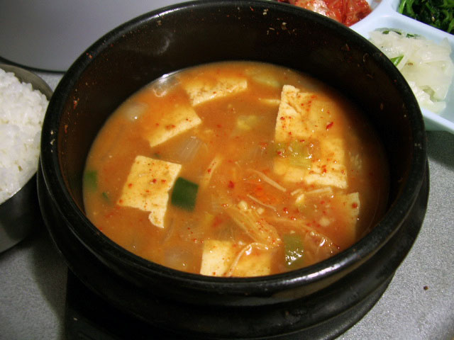 Файл:Doenjang jjigae.jpg