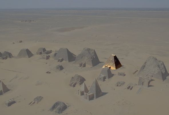 Файл:Sudan Meroe Pyramids 2001 N09.jpg
