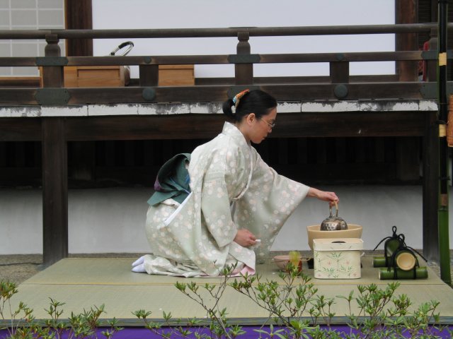 Файл:Tea ceremony performing 2.jpg