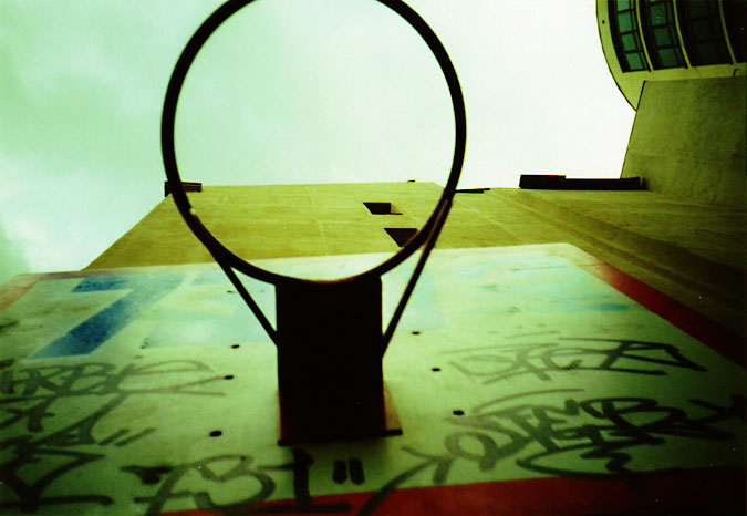 Файл:LomographyCrossProcessedBasketballBasket.jpg