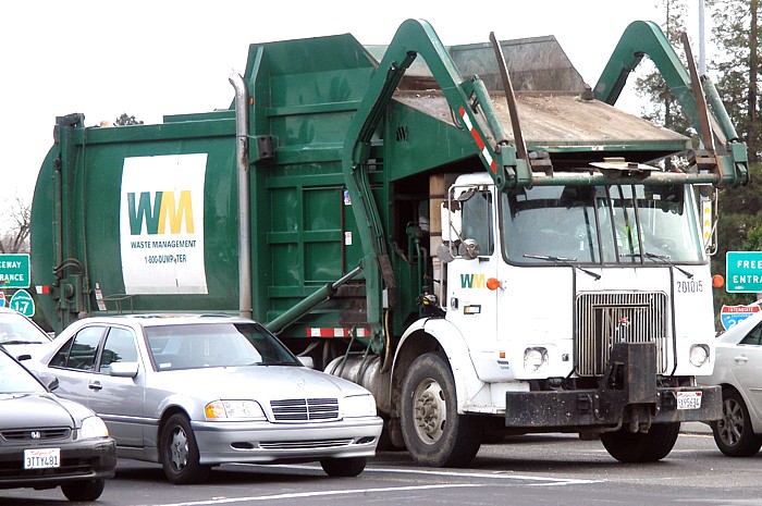 Файл:US Garbage Truck.jpg
