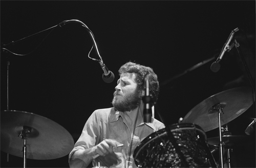 Файл:Levon Helm with drums.jpg