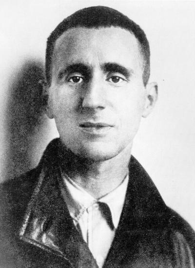 Файл:Brecht 1920.jpg