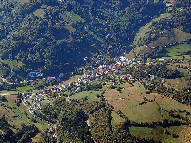 Файл:Pola de Allande aérea.jpg