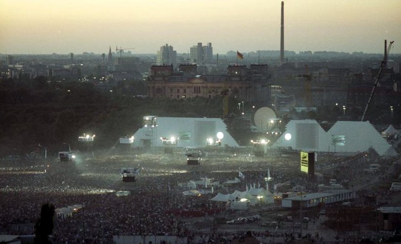 Файл:Bundesarchiv Bild 183-1990-0722-402, Berlin, Aufführung der Rockoper "The Wall".jpg