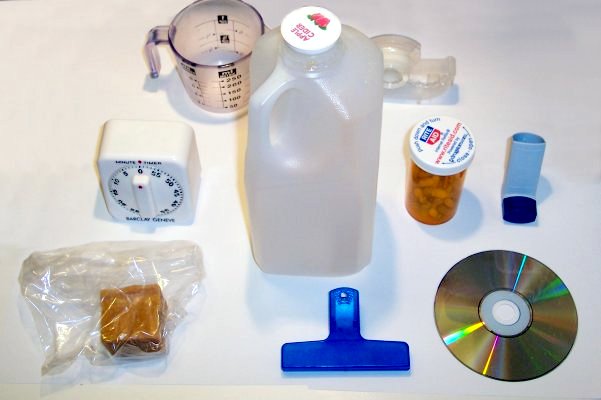 Файл:Plastic household items.jpg