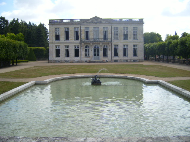 Файл:Chateau de Bouges House and Basin.jpg