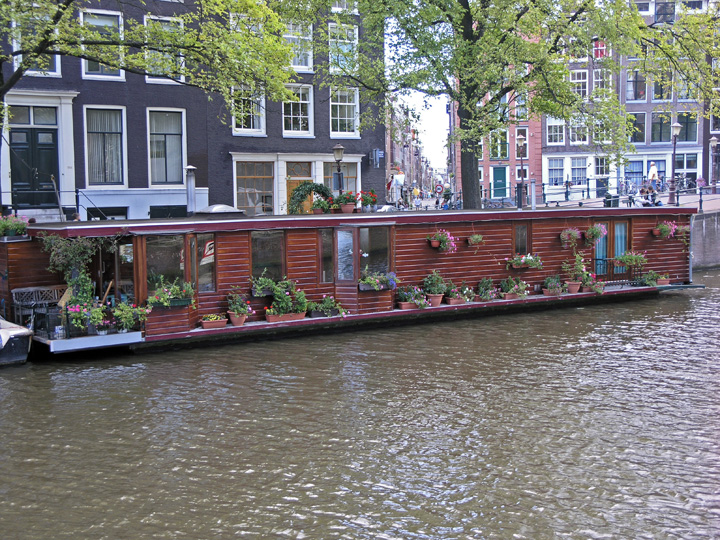 Файл:AmsterdamHouseBoats 2004 SeanMcClean.jpg