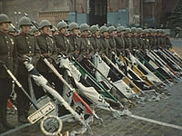 Воины-дзержинцы на Параде Победы, июнь 1945 года, бросают штандарты поверженного Третьего Рейха к подножию Мавзолея В. И. Ленина.
