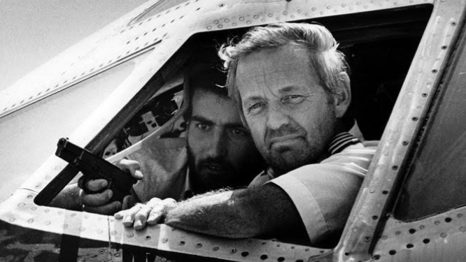 Файл:TWA Flight 847 Captain John Testrake with hijacker in Beirut.jpg