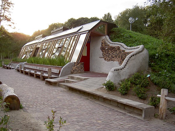 Файл:Earthship Zwolle.jpg