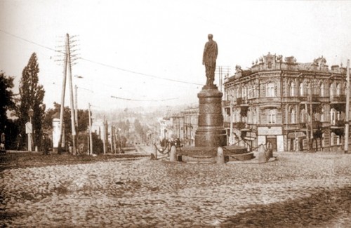 Файл:Bobrynskiy monument 02.jpg