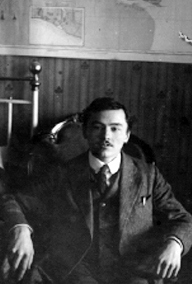 А. И. Толмачёв дома в Ленинграде на фоне карты пролива Маточкин Шар, 1926 г.