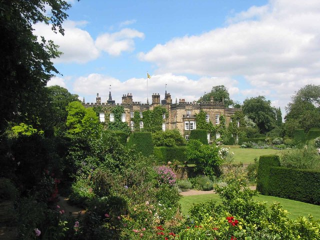 Файл:Renishaw Hall view.jpg