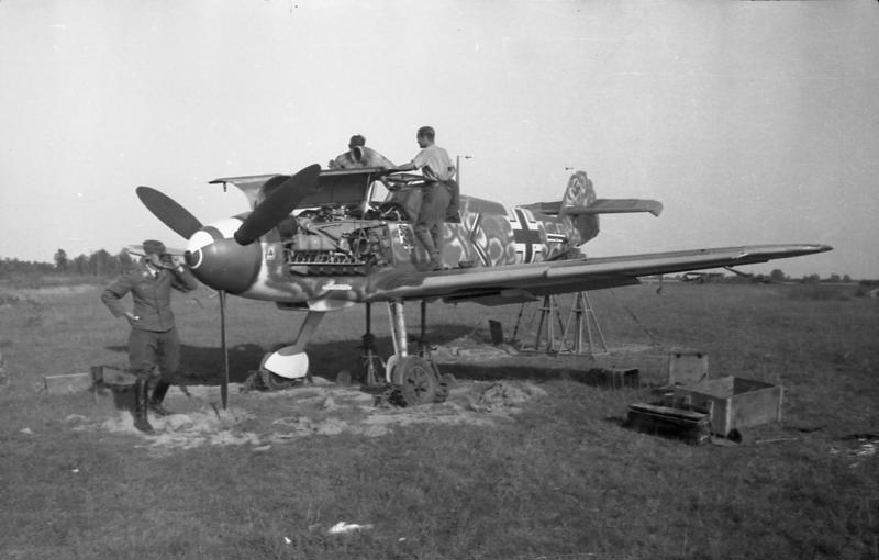 Файл:Bundesarchiv Bild 101I-390-1220-19, Russland, Flugzeug Me 109 des JG 54, Wartung.jpg