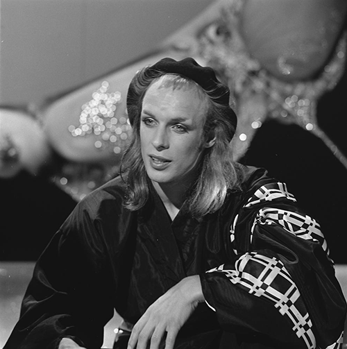 Файл:Brian Eno - TopPop 1974 12.png