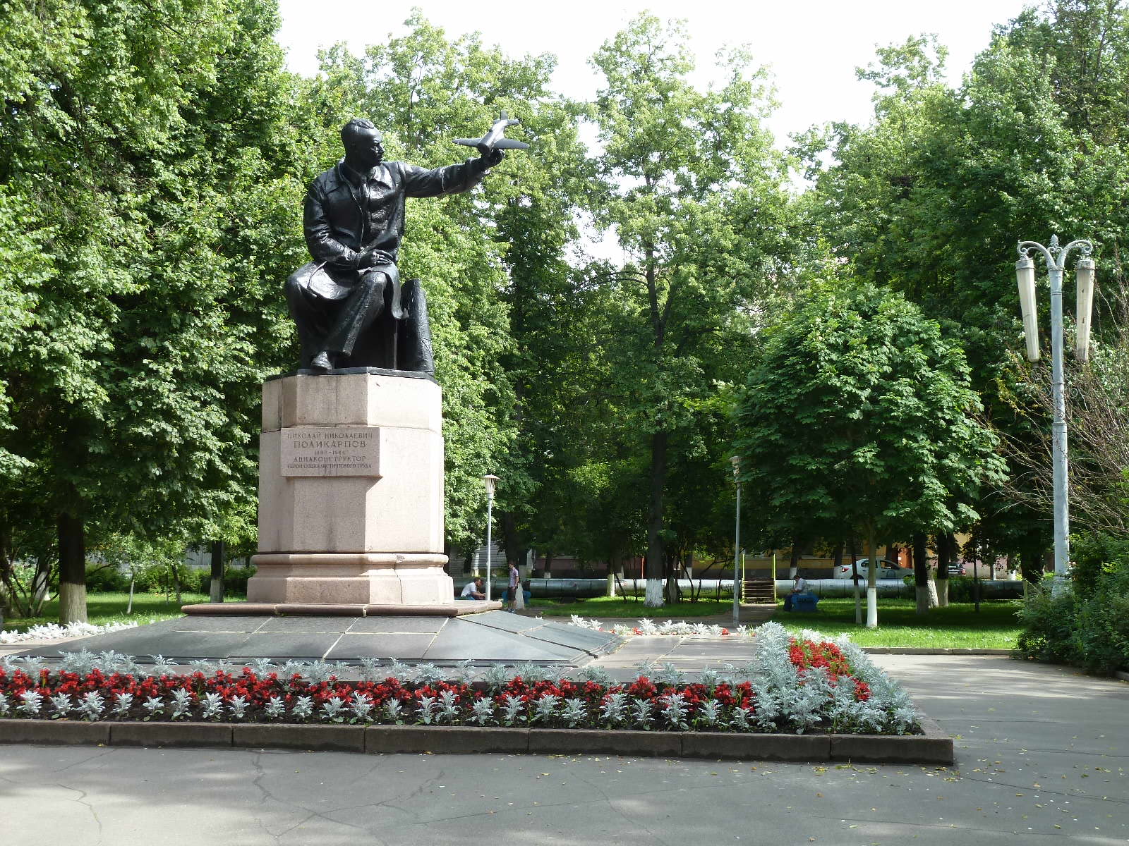 Памятники в сквере. Памятник н. н. Поликарпову. Сквер Поликарпова Орел. Памятник Поликарпову в Орле. Памятник авиаконструктору н.н. Поликарпову Орел.