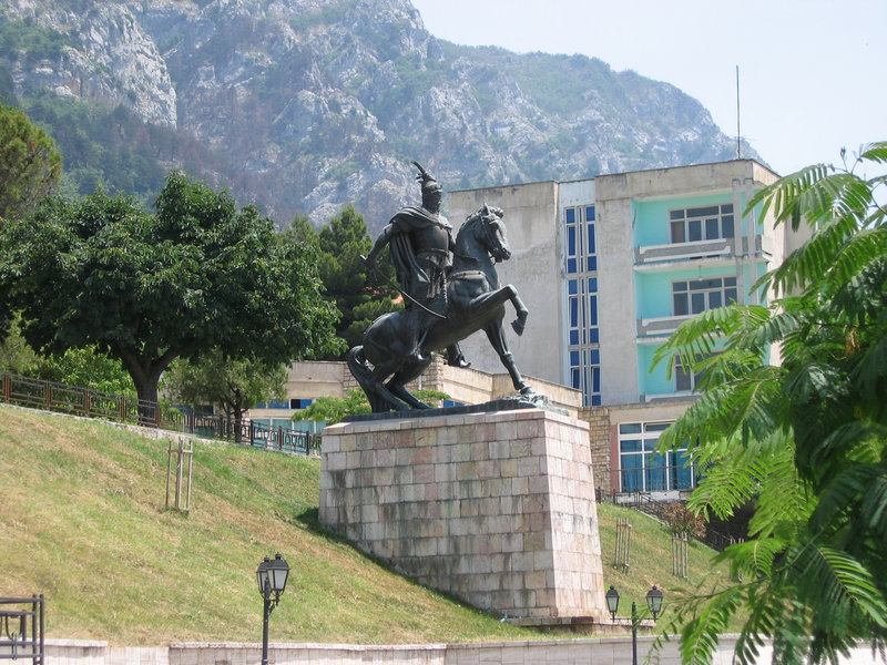 Файл:Skanderbeg statue Kruja.jpg