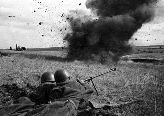 Файл:Расчет противотанкового ружья во время боев на Курской дуге.jpg