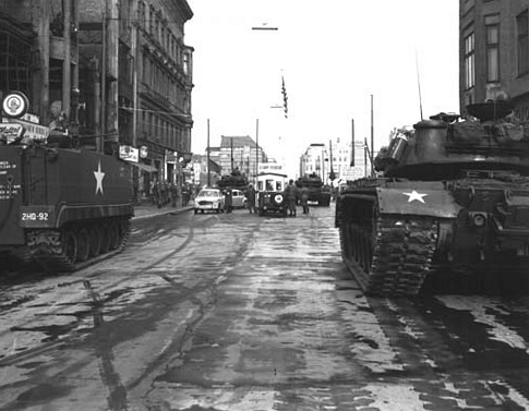 Файл:Checkpoint Charlie 1961-10-27.jpg
