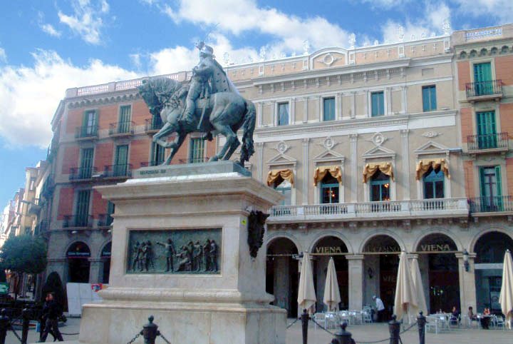 Файл:Catalonia-Reus-Prim-Monument.jpg