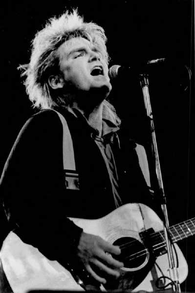 Файл:Mike Peters of The Alarm.jpg