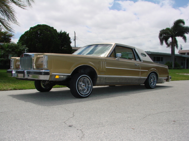 Файл:Lincoln lowrider.jpg