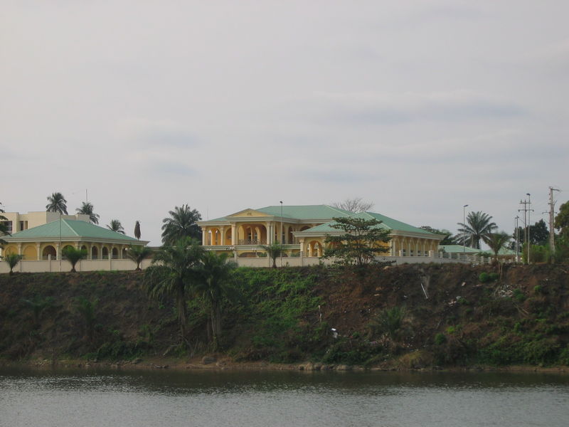 Файл:Mouila Presidence.jpg