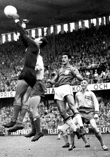 Файл:Gilmar catching a ball.jpg