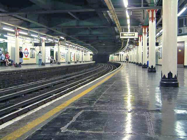 Файл:Temple underground station.jpg