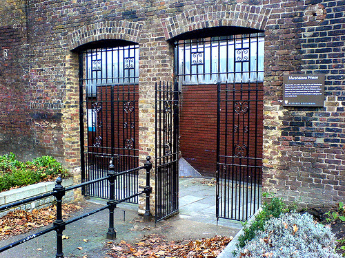 Файл:Marshalsea-gates-December2007.jpg