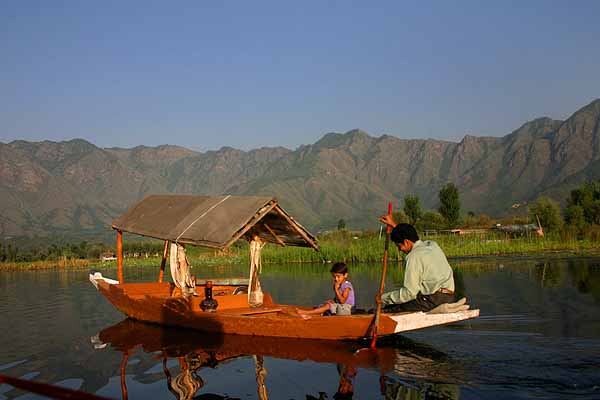 Файл:Kashmir Dal lake boat.jpg