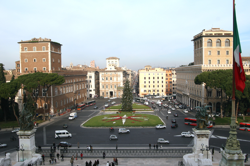 Файл:Roma.Piazza Venezia.jpg