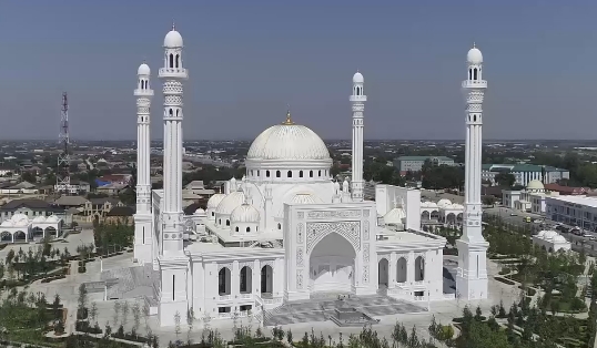 Файл:Pride of Muslims mosque Shali.jpg