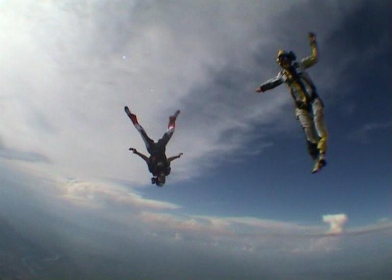 Файл:Seph and Mimmo - head down and head up flying.jpg
