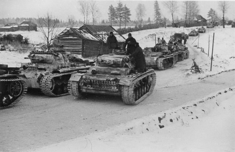 Файл:Tanki-near-Moscow.jpg