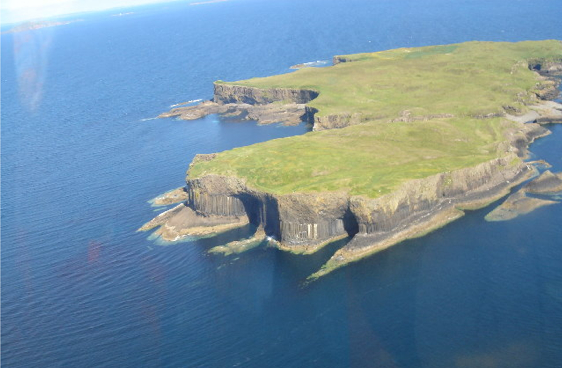 Файл:Staffa from the air.jpg