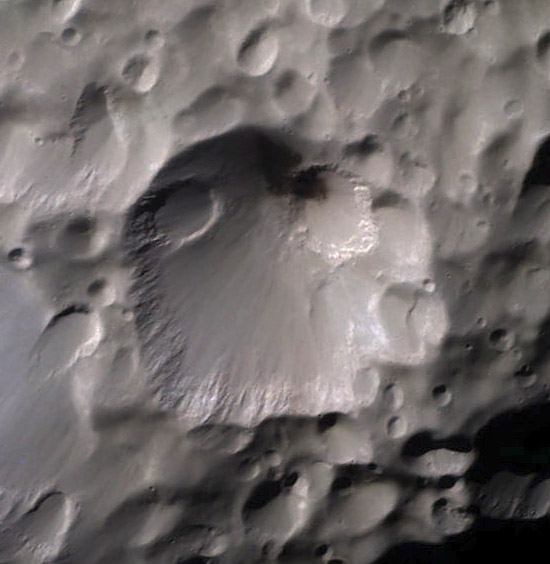 Файл:Meri crater on Hyperion.jpg