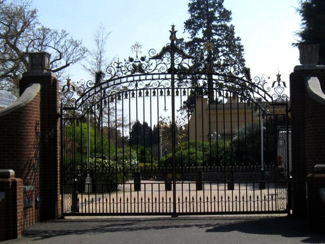 Файл:Tittenhurst Park Gates.jpg