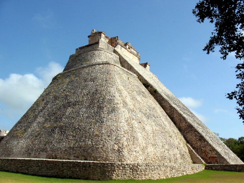 Файл:Uxmal Pyramid of the Magician.jpg