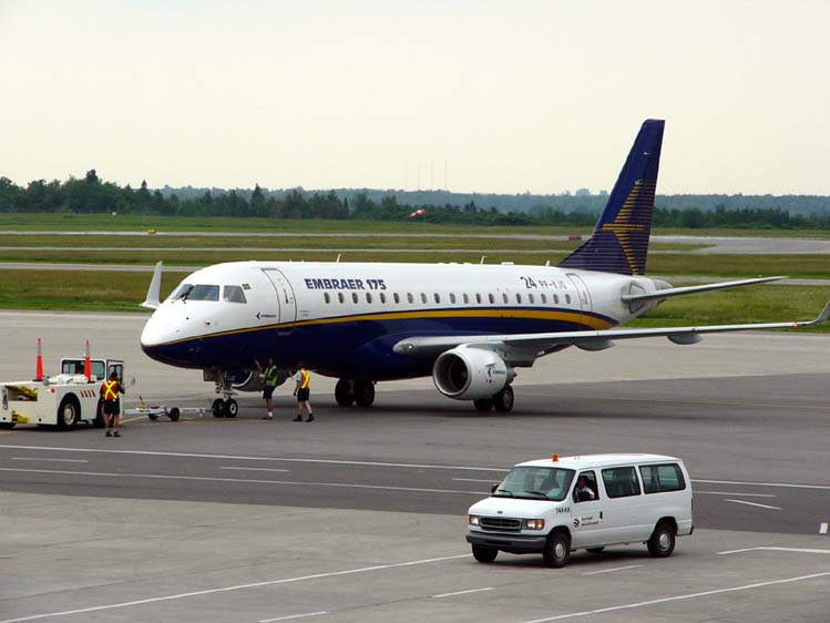 Файл:Embraer175-01.jpg