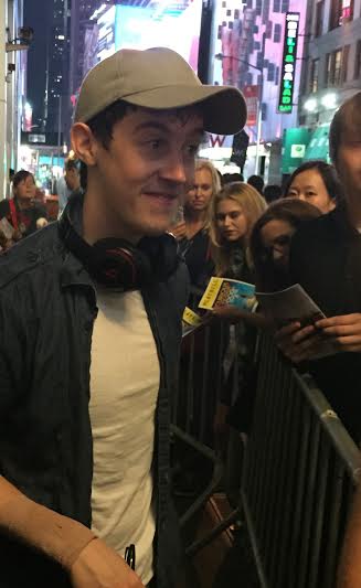 Файл:Alex Sharp Stagedoor.jpg